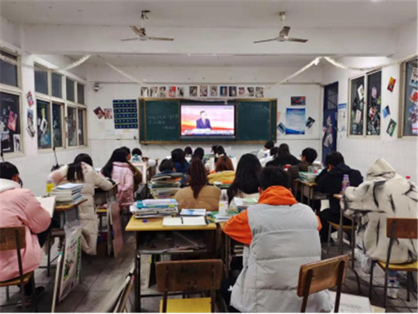 建筑艺术学院各班级团支部组织学习六中全会精神“主题团日活动”316.jpg